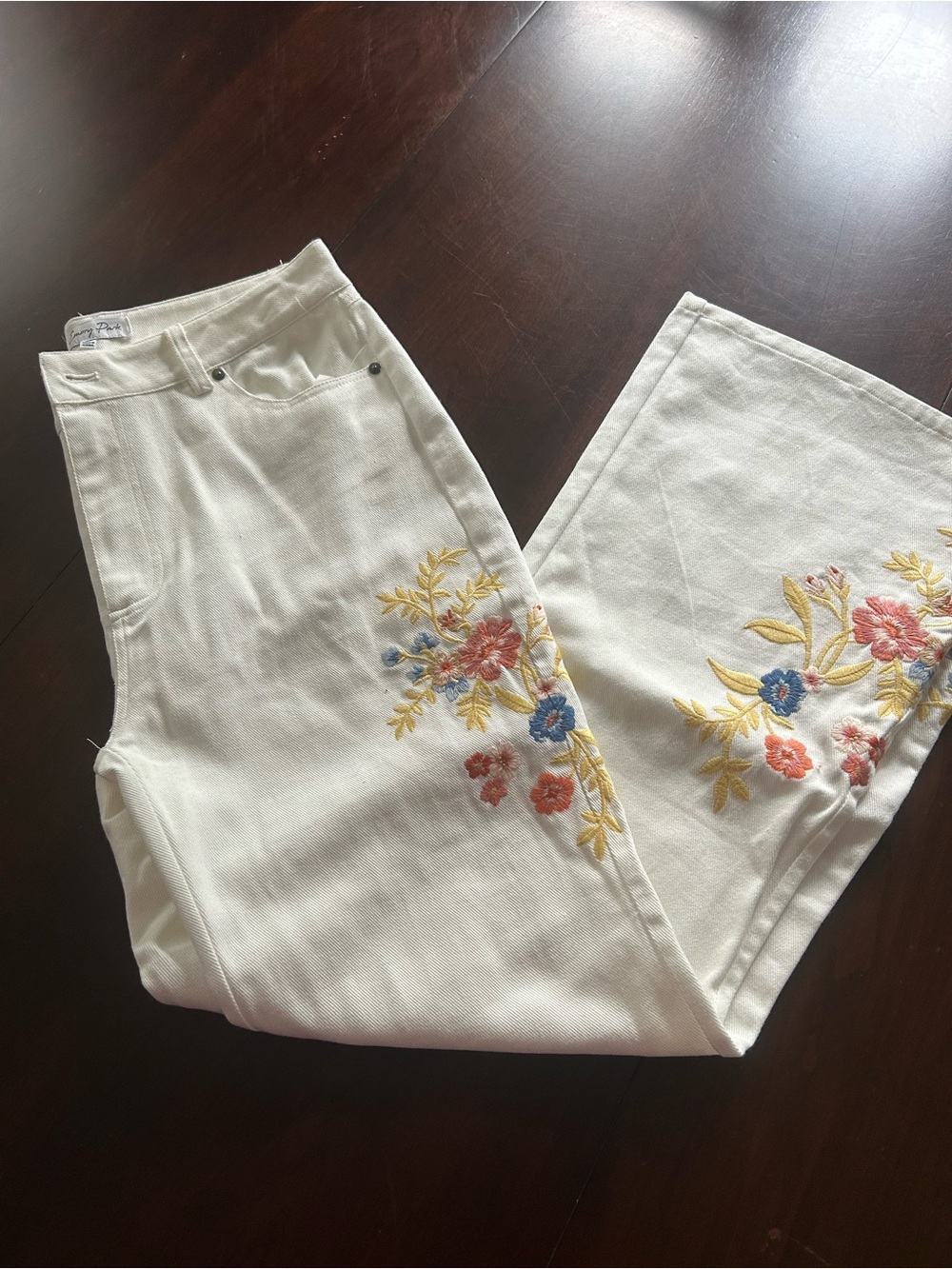 Emory Park floral embroidered white jeans.  Women’s. 31/30.